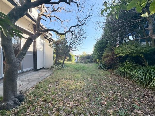 逗子市小坪６丁目の中古一戸建の庭|家庭菜園・ガーデニングなど、多用途利用の広いお庭です！！