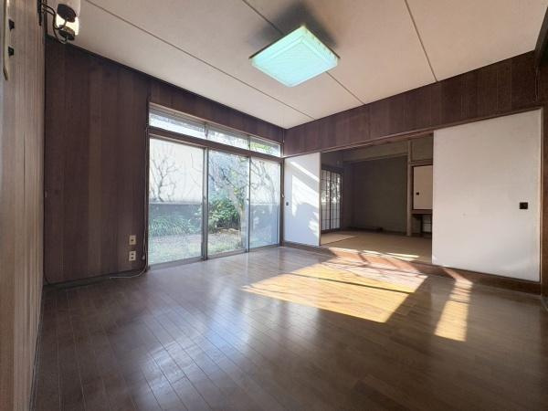 逗子市小坪６丁目の中古一戸建の居間・リビング|８帖リビングです。