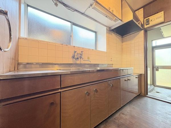 逗子市小坪６丁目の中古一戸建のキッチン|広々としたキッチンです。作業もしやすいです。収納力も有ります。