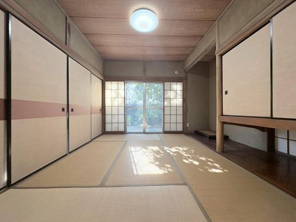 逗子市小坪６丁目の中古一戸建の内装|和室６帖。