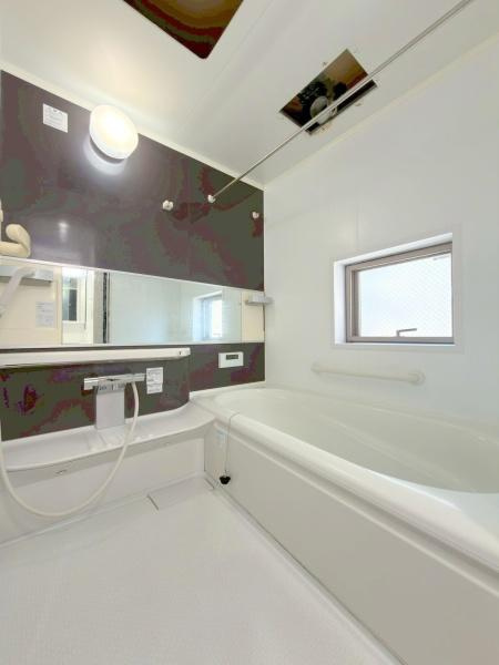 横浜市南区弘明寺町の中古一戸建の浴室|「くつろぎの贅沢バスタイム」 ゆったり足を伸ばせる、広々としたお風呂空間  一日の疲れを癒す、リラックスできるデザイン 心と体を温める、快適なバスタイム。嬉しい1616サイズ！