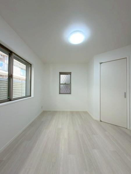 横浜市南区弘明寺町の中古一戸建の洋室|各部屋に大きめの収納がございます。室内は広く使えます。