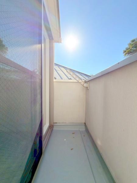 横浜市南区弘明寺町の中古一戸建のバルコニー|日当たり良好のバルコニーです。冬でも洗濯物がすぐ乾きそうですね。