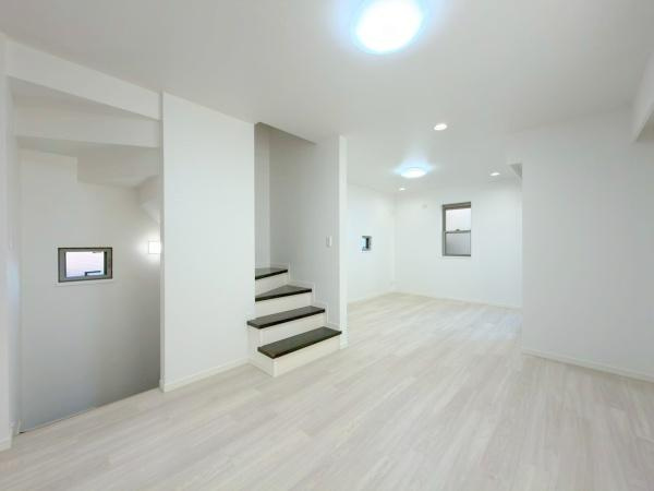 横浜市南区弘明寺町の中古一戸建の居間・リビング|家族みんなが爽やかに健やかに過ごせるように、溢れる光をたっぷり取り込んだリビングダイニング。集いの場、憩いの場としての快適性を求めたやすらぎの空間です。