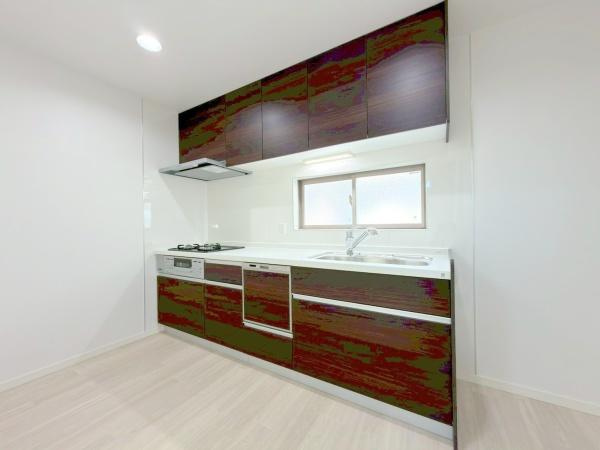 横浜市南区弘明寺町の中古一戸建のキッチン|広々としたキッチンです。作業もしやすいです。収納力も有ります。