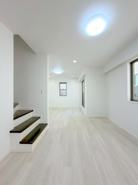 横浜市南区弘明寺町の中古一戸建の居間・リビング|リビングで子供が走ってる姿を見ながら、大きなソファやダイニングテーブルでゆったり食事をしたりくつろぎたい。そんな夢が叶えられる空間です！