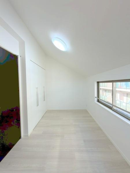 横浜市南区弘明寺町の中古一戸建の洋室|明るく光が差し込む洋室です。寝室にしたら朝気持ち良く過ごせそうですね。