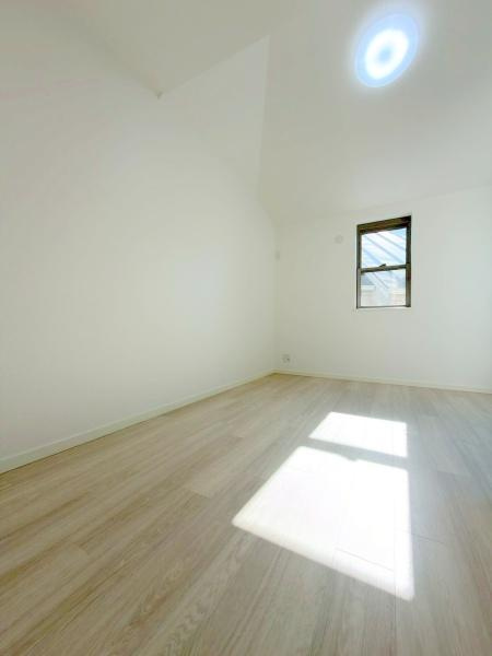 横浜市南区弘明寺町の中古一戸建の洋室|日当たりの良い居室です。大きなクローゼット付き