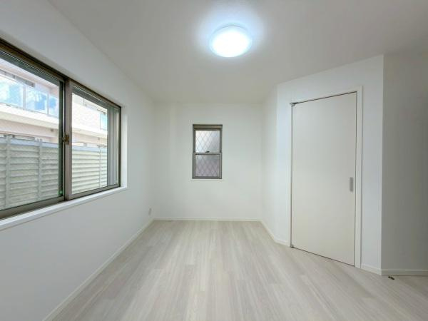 横浜市南区弘明寺町の中古一戸建の洋室|収納力のある１F洋室