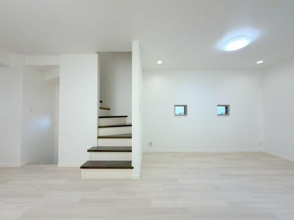 横浜市南区弘明寺町の中古一戸建の居間・リビング|リビングダイニングです。乗数以上に広く感じますね。