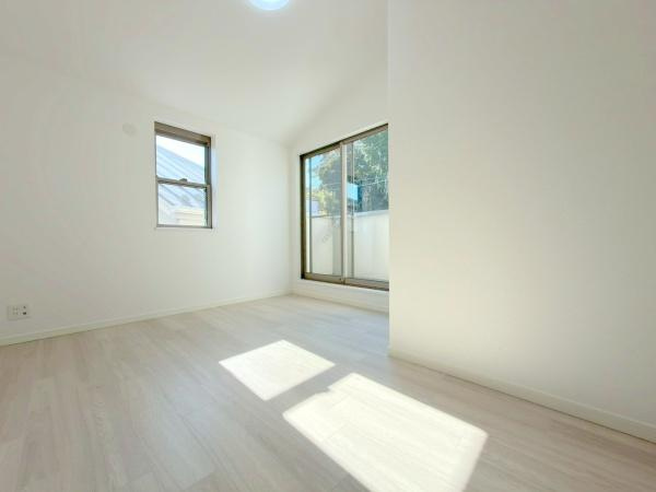 横浜市南区弘明寺町の中古一戸建の洋室|採光の取れる明るいお部屋です