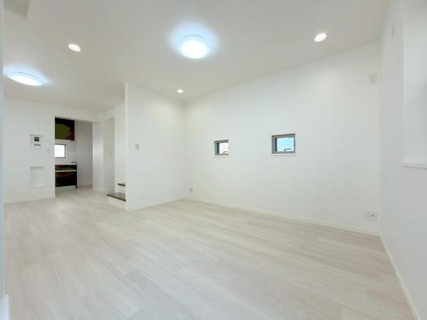 横浜市南区弘明寺町の中古一戸建の居間・リビング|リビングダイニングです。乗数以上に広く感じますね。