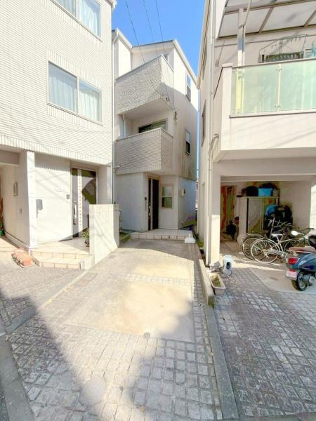 横浜市南区弘明寺町の中古一戸建の駐車場|カースペースです。お車の他に自転車等も駐輪可能です。