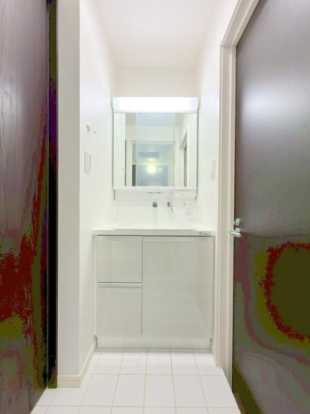 横浜市南区弘明寺町の中古一戸建の独立洗面台|洗面室です。