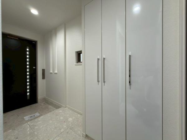 横浜市南区弘明寺町の中古一戸建の玄関|シューズボックスと玄関です。