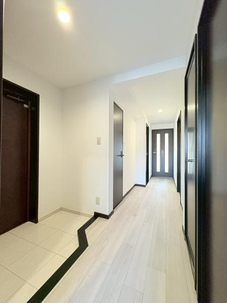 ガーデンハイツ鎌倉玉縄の内装|モノトーンの廊下×収納です。