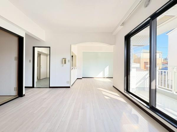 ガーデンハイツ鎌倉玉縄の居間・リビング|家族みんなが爽やかに健やかに過ごせるように、溢れる光をたっぷり取り込んだリビングダイニング。集いの場、憩いの場としての快適性を求めたやすらぎの空間です。