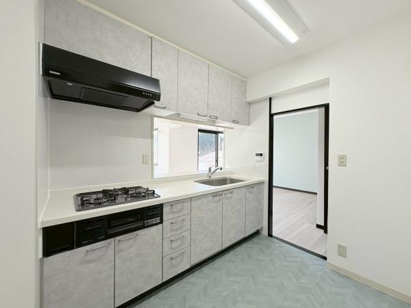 ガーデンハイツ鎌倉玉縄のキッチン|シンクはお掃除しやすいステンレスシンク。背面に吊戸棚も付いています。