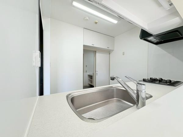 ガーデンハイツ鎌倉玉縄のキッチン|キッチンから洗面室への扉です。