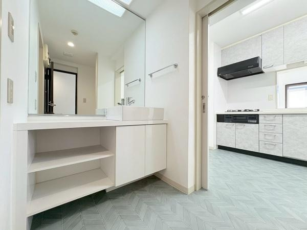 ガーデンハイツ鎌倉玉縄の独立洗面台|キッチンから、洗面室、洗濯機置き場につながっていて、家事動線がとてもよいです。