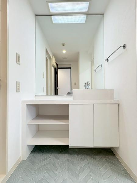 ガーデンハイツ鎌倉玉縄の独立洗面台|カウンターにスクエア洗面器が付いてスタイリッシュ