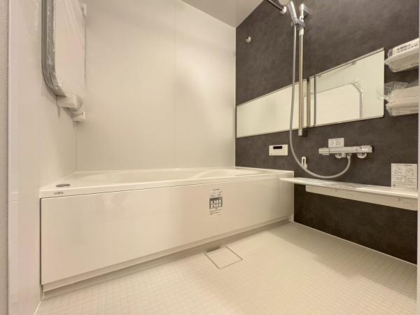 鎌倉市浄明寺４丁目の新築一戸建の浴室|いつでも暖かいお風呂に入れるのが嬉しい追焚き機能付き。お仕事でご帰宅の遅くなったお父さんも暖かい湯船に入浴できます。もちろん広さもあるのでお子様ともゆったりと入れます。