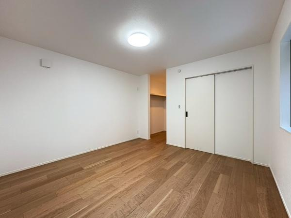 鎌倉市浄明寺４丁目の新築一戸建の洋室| 「自然の光が迎える、心地よい暮らし」寝室におすすめです。