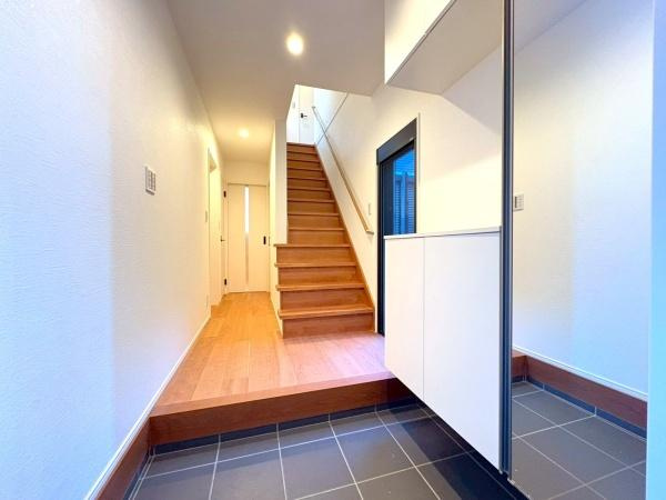 鎌倉市浄明寺４丁目の新築一戸建の玄関|玄関には大容量のシューズクローゼットがございます。