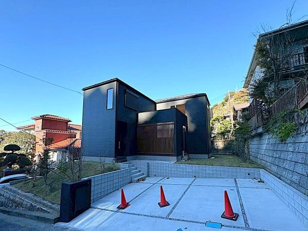 鎌倉市浄明寺４丁目の新築一戸建の外観|前面道路は閑静な住宅地をはしる車通りの少ない道路。ゆとりのある住宅地で部屋の窓を開けるとそこには心地よい風が通りぬけます。
