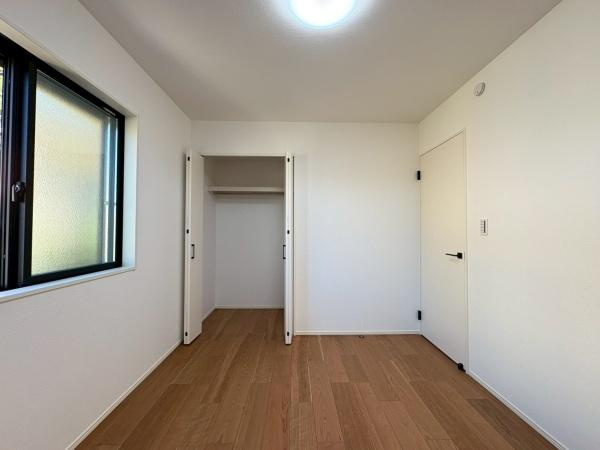 鎌倉市浄明寺４丁目の新築一戸建の洋室|大容量の収納のあるお部屋です。室内が広く使えそうですね。