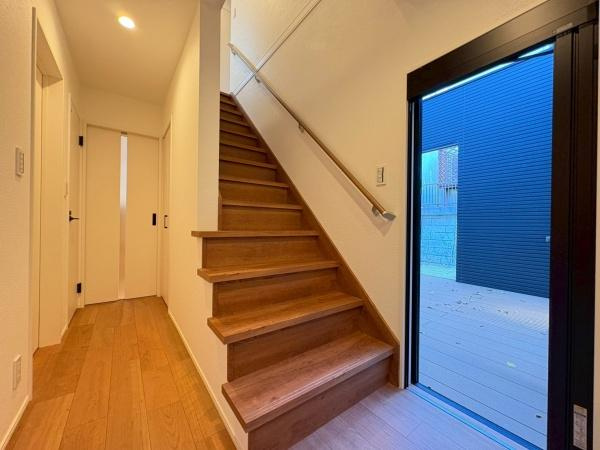 鎌倉市浄明寺４丁目の新築一戸建の内装|階段です。明るくて安心ですね。

