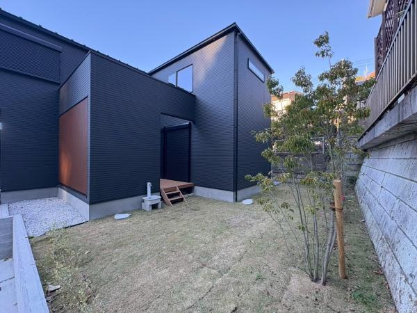 鎌倉市浄明寺４丁目の新築一戸建の庭|お庭スペースです。お庭もあってカースペースもあるなんて羨ましいですぅ！