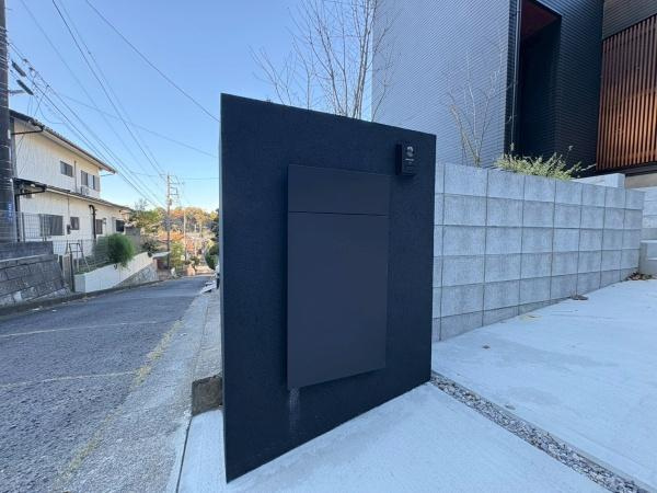 鎌倉市浄明寺４丁目の新築一戸建の内装|宅配ボックスも完備しております。