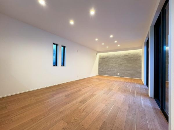 鎌倉市浄明寺４丁目の新築一戸建の居間・リビング|リビングで子供が走ってる姿を見ながら、大きなソファやダイニングテーブルでゆったり食事をしたりくつろぎたい。そんな夢が叶えられる空間です！