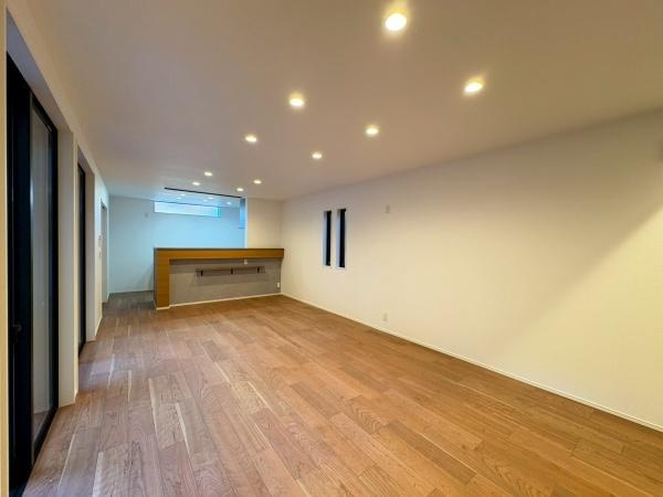 鎌倉市浄明寺４丁目の新築一戸建の居間・リビング|家族みんなが爽やかに健やかに過ごせるように、溢れる光をたっぷり取り込んだリビングダイニング。集いの場、憩いの場としての快適性を求めたやすらぎの空間です。