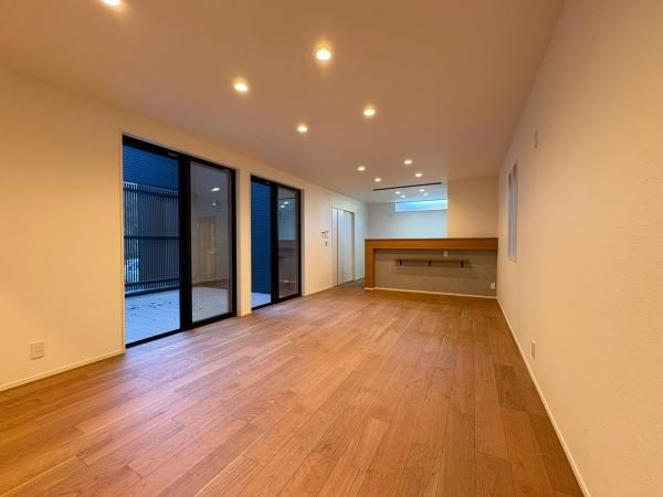 鎌倉市浄明寺４丁目の新築一戸建の居間・リビング|形の綺麗なリビングダイニングはお好きな家具を配置しても、余裕がありそうです。インテリアも想像しながらご見学されると、より一層楽しくなります。