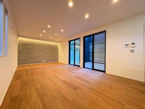 鎌倉市浄明寺４丁目の新築一戸建の居間・リビング|キッチン側からリビングを撮影しました。乗数以上に広さを感じるリビングです。