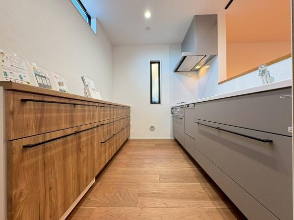 鎌倉市浄明寺４丁目の新築一戸建のキッチン|広々としたキッチンです。作業もしやすいです。収納力も〇