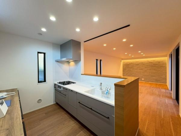 鎌倉市浄明寺４丁目の新築一戸建のキッチン|広々としたキッチンです。作業もしやすいです。収納力も有ります。