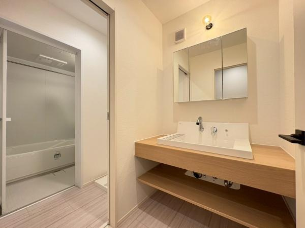 鎌倉市浄明寺４丁目の新築一戸建の独立洗面台|広いサイズの洗面化粧台、朝の忙しいときもご夫婦で、お子さんと一緒に準備できますね。三面ミラー。