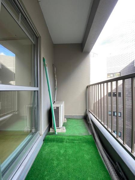 ハイライフ横浜のバルコニー|人工芝マットを引きました。