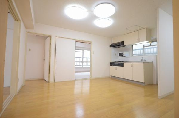 ハイライフ横浜の居間・リビング|ご家族様が集まりやすい動線のリビング