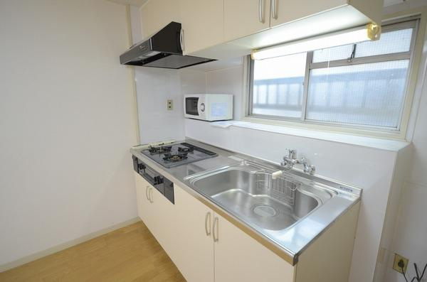 ハイライフ横浜のキッチン|キッチンには、窓もあり快適な家事ができます