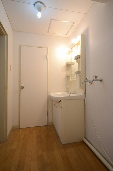 ハイライフ横浜の独立洗面台|使いやすいスマートデザインの洗面所