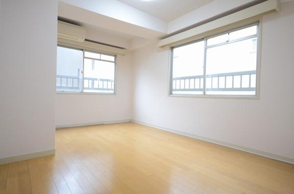 ハイライフ横浜の内装|日差しがフローリングに反射します