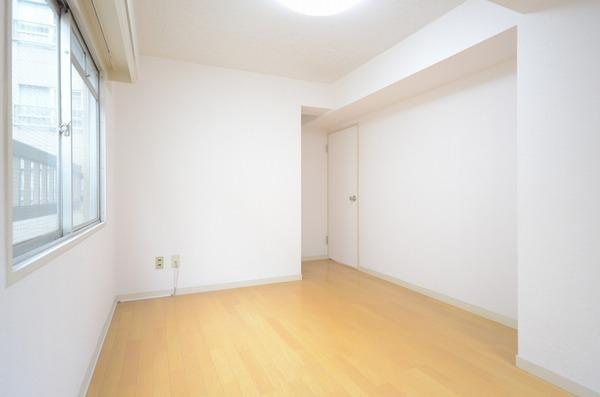 ハイライフ横浜の内装|やさしい色合いの洋室