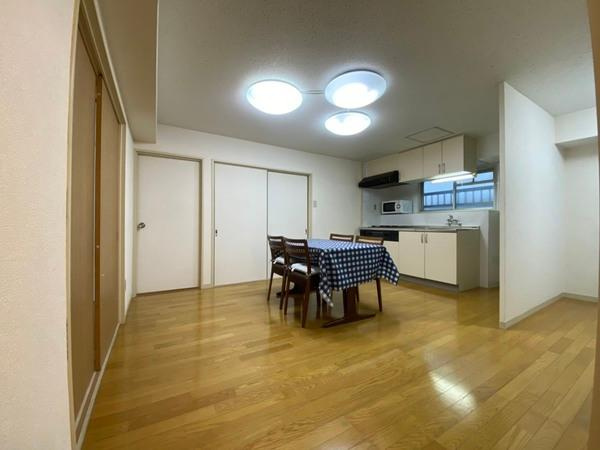 ハイライフ横浜の居間・リビング|天井も高く、圧迫感のないリビング