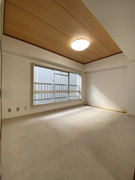 ハイライフ横浜の洋室|光を取り込む明るい室内（洋室6.0帖）