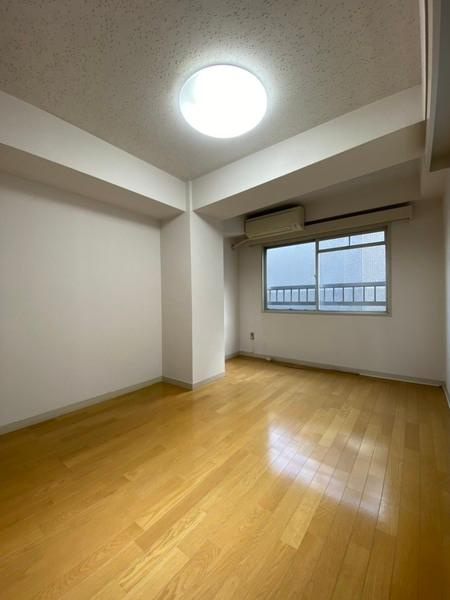 ハイライフ横浜の寝室|日差しの温かみを感じる主寝室(洋室6.0帖）