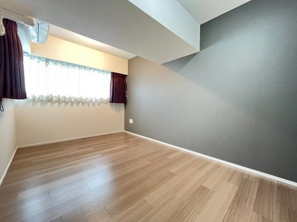 クリオレジダンス横濱ベイサイドの寝室|大きな窓から陽ざしが差し込み、爽やかな室内空間を演出します！フローリングに日差しが反射します！